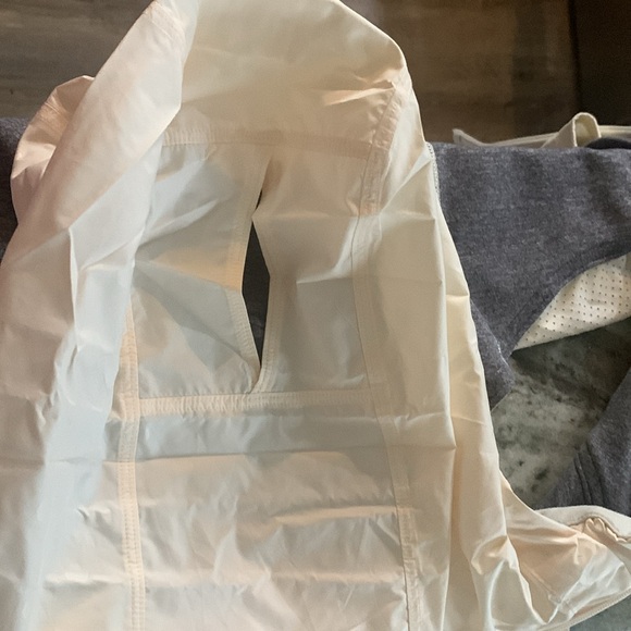 LULULEMON sx 6 cream fitted vest w/tuck away toggled closed hood w/ponytail slit - Picture 7 of 11